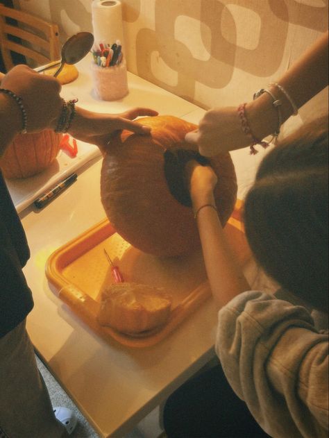 halloween, pumpkin, pumpkin carving, aesthetic, aesthetic pic inspo, fall, autumn, cozy, cosy, friends, scary, spooky Autumn Dates Aesthetic, Halloween Ideas Aesthetic, Carving Pumpkins Aesthetic, Fall Date Aesthetic, Soft Fall Aesthetic, Pumpkin Picking Aesthetic, Pumpkin Carving Date, Fall Hangout, Autumnal Activities