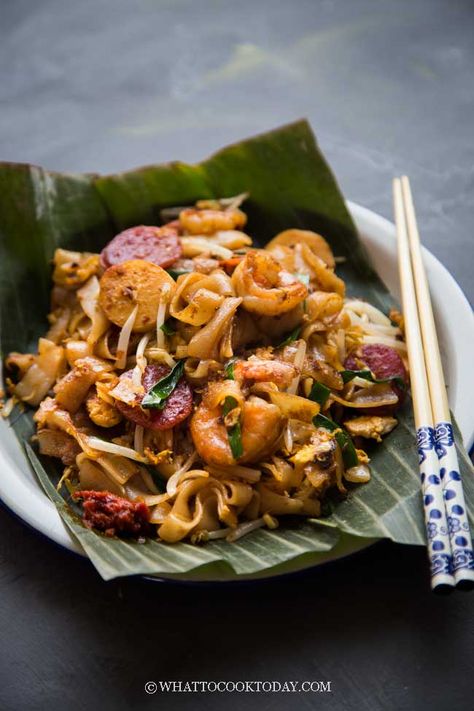 Penang Char Kway Teow (Stir-fried Flat Rice Noodles) Char Kway Teow Recipe, Singapore Rice Noodles, Flat Rice Noodles, Char Kway Teow, Asian Soup Noodle, Bar Restaurant Design, Rice Noodle Recipes, Asian Noodle Dishes, Architecture Restaurant