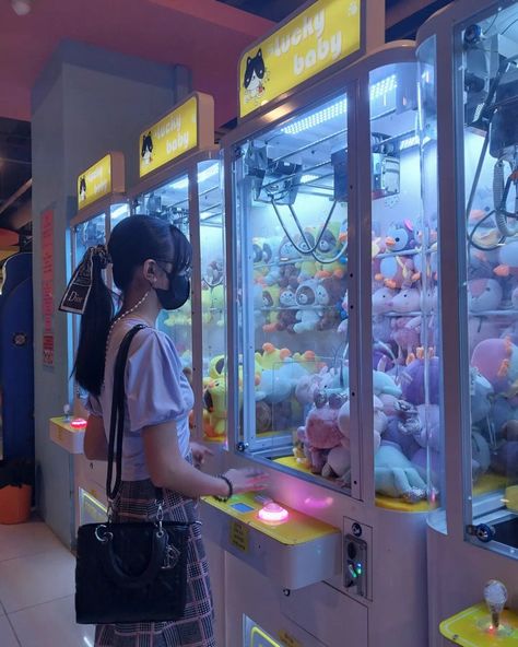 Claw Machine Pose, Arcade Drawing Reference, Claw Machine Reference, Claw Machine Arcade, Anime Claw Machine, Arcade Reference, Claw Machine Drawing, Claw Machine Art, Claw Machine Aesthetic