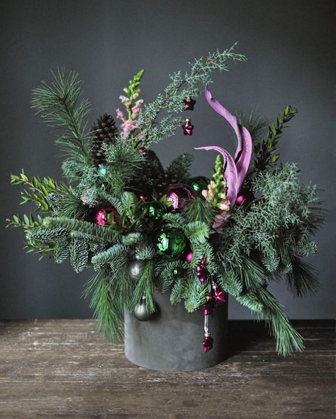 Floral Christmas Centerpieces, Interior Design Christmas, Christmas Floral Designs, Christmas Home Decorations, Christmas Flower Decorations, Christmas Bouquet, Christmas Flower Arrangements, Traditional Christmas Decorations, Christmas Floral Arrangements