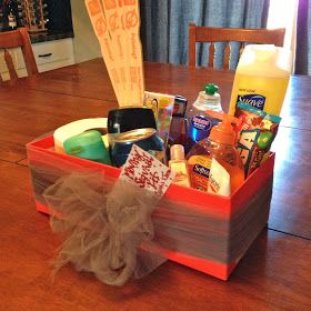 DIY moving survival kit- a thoughtful gift idea for someone's who's moving! New Home Survival Kit, Moving Survival Kit Gift, Moving Day Survival Kit, Moving Survival Kit, Ministering Ideas, Diy Moving, Moving Ideas, Sister Ideas, Moving Kit