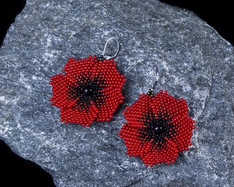 Beaded Poppy Pattern Free, Beaded Poppy Earrings, Beaded Poppies, Seed Bead Flower Earrings, Crochet Necklace With Beads, Crochet Poppies, Beaded Poppy, Bead Flower Earrings, Seed Bead Flower