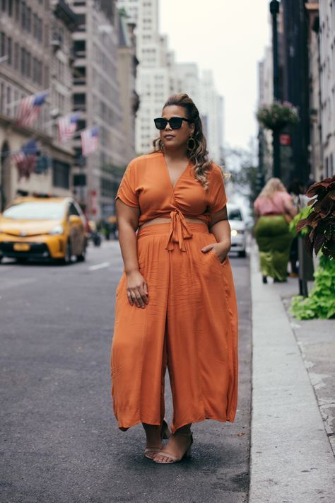 The color, flow, everything!!! Link???  A NYFW Street Style Gallery Dedicated to Plus-Size Women Plus Size Street Style, Plus Size Outfits Casual, Garner Style, Plus Size Tips, Look Plus Size, Fashion Pics, Nyfw Street Style, Vacation Outfit, Cooler Look