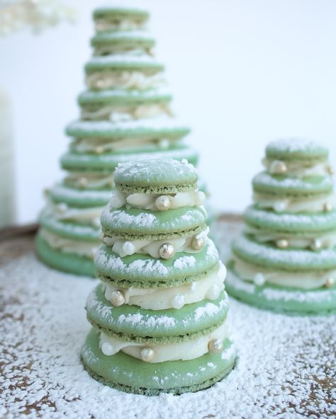 Sweeten up your holidays with these dreamy vanilla white chocolate macaron trees! A little bite of festive bliss in every layer. 🌟 #HolidayTreats #MacaronMagic #SweetSeason #wildflourbakehouse #sweeteats #macarons #recipe #macaronslovers Macaroon Christmas Tree, Macaroon Christmas, Macaroons Christmas, Baking Competition, Christmas Macarons, Macarons Recipe, Chocolate Macaron, Cute Cake, Baking Flour