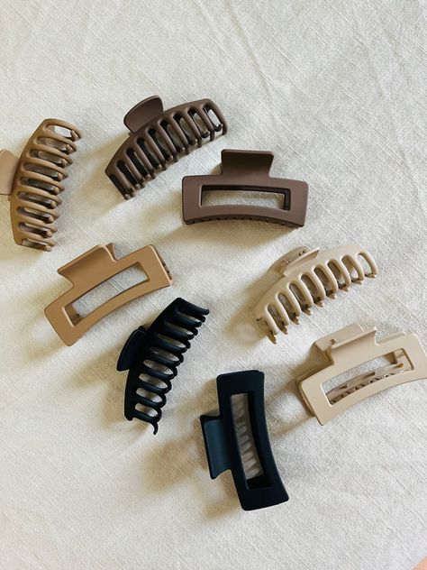 Neutral Hair Accessories, Hair Clamps Aesthetic, Brown Claw Clip Aesthetic, Big Hair Claw, Hair Claw Clip Target, Minimalist Claw Clip, Claw Clip Gold, Curly Long Hair, Xmas 2022