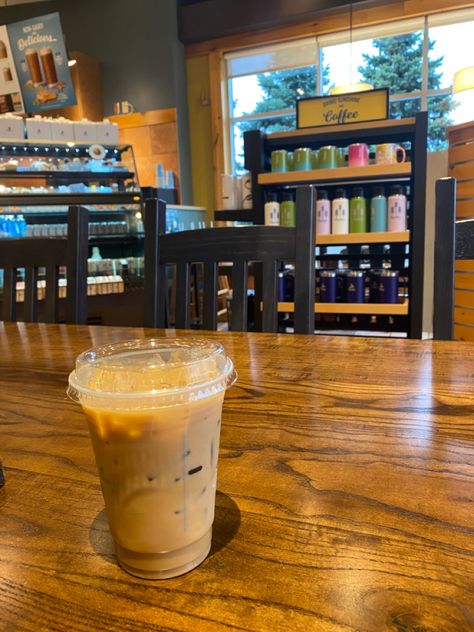 Iced Coffee Coffee Shop, Caribou Coffee Aesthetic, Caribou Coffee Drinks, Coffee Aesthetic Photography, Aesthetic Coffee Shop, Drinks Aesthetic, Caribou Coffee, Coffee Meme, Photography Coffee