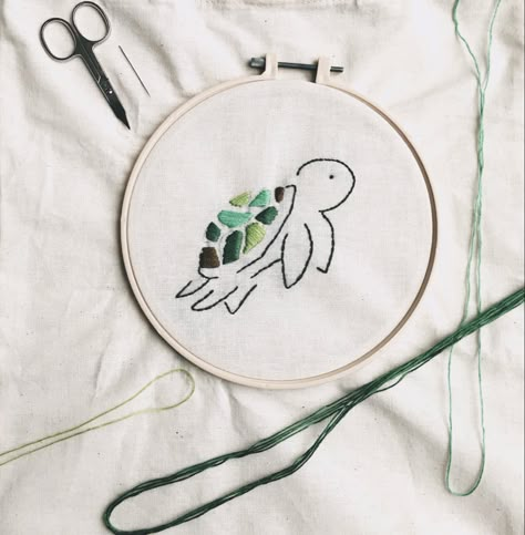 Turtle Embroidery Simple, Turtle Hand Embroidery, Cute Embroidery Animals, Embroidery Bags Design, Broderie Tote Bag, Bag Embroidery Ideas, Tote Bag Embroidery Ideas, Embroidery Hoop Art Tutorial, Turtle Embroidery