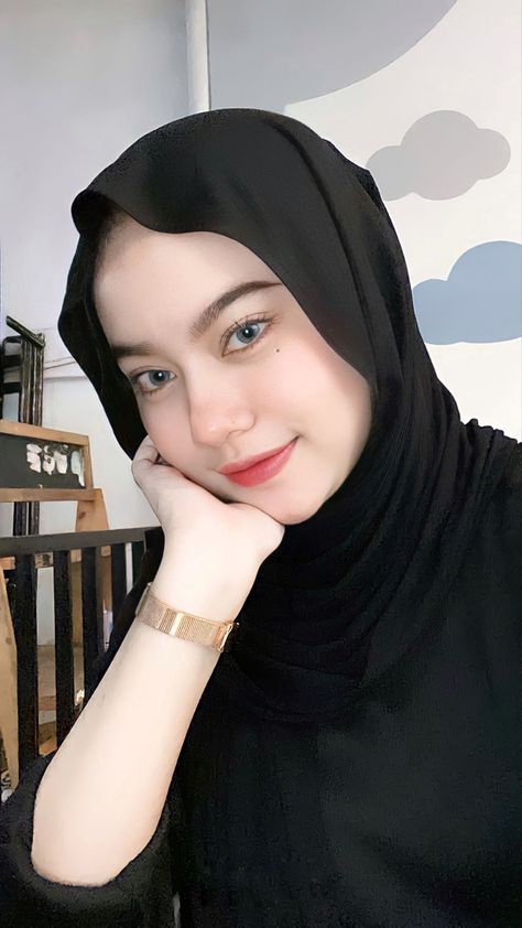 Latest Nike Shoes, Selfie Hijab, Foto Cewek Hijab Aesthetic, Ootd Hijab Style, Asian Models Female, Pashmina Hijab Tutorial, Hijab Aesthetic, Muslim Women Fashion, Outfit Hijab