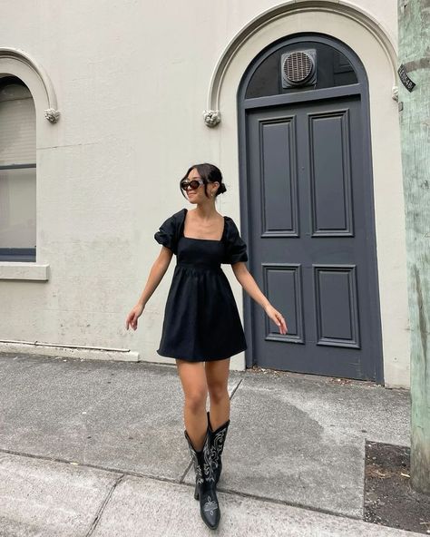 black cowboy boots outfit Rodeo Outfits Black Boots, All Black Going Out Outfit Summer, Casual Outfits Cowboy Boots, Summer Dress And Boots Outfit, Black Dress And Cowgirl Boots, How To Style Black Cowboy Boots, Cowboy Boot And Dress Outfit, Outfit With Black Cowboy Boots, Outfits Black Cowboy Boots