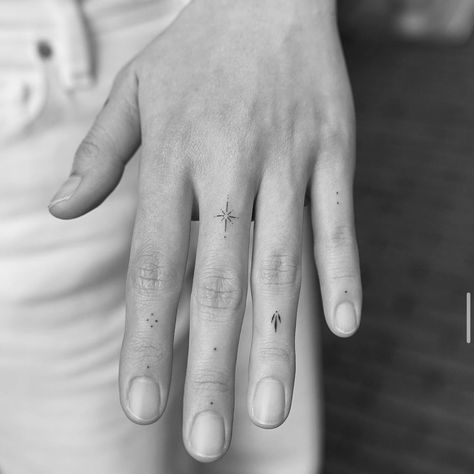 Fine Line Tattoo On Finger, Finger Tattoos Delicate, Words For Tattoos, Hand Tatto, 2024 Tattoo, Tattoo Finger, Hand And Finger Tattoos, Tattooed Girls, The Girl With The Dragon Tattoo