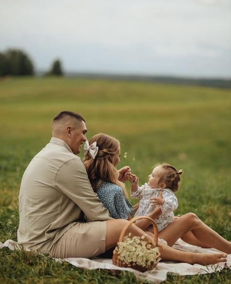 Picnic Photo Shoot, Outdoor Family Photoshoot, Spring Family Pictures, First Family Photos, Baby Birthday Photoshoot, Crafts For Preschoolers, Family Photos With Baby, Family Photoshoot Poses, 1st Birthday Pictures