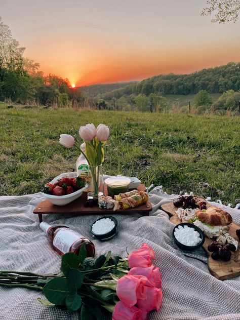 Sunset Picnic Proposal, Fall Picnic Date Ideas, Simple Picnic Ideas For Couples, Date Picnic Ideas, Sunset Picnic Date, Pinterest Picnic, Sunrise Picnic, Picnic Core, Picnic Date Ideas