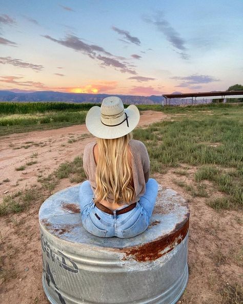 Cute Country Pictures, Blonde Country Girl, Country Girl Hair, Blonde Cowgirl, Stylist Aesthetic, Western Pictures, Country Girl Aesthetic, Cowboy Photography, Country Pictures