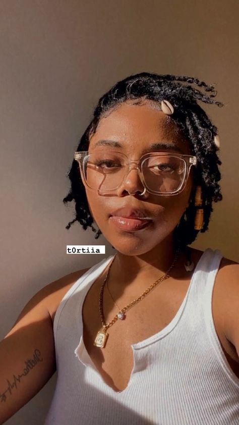 Short Locs Hairstyles With Bangs, Short Locs With Shells, Short Locs With Bangs, Feminine Locs, Women Dreads, Latest Dreadlocks Styles, Dreads Short Hair, Pretty Dreads, Loc Goddess