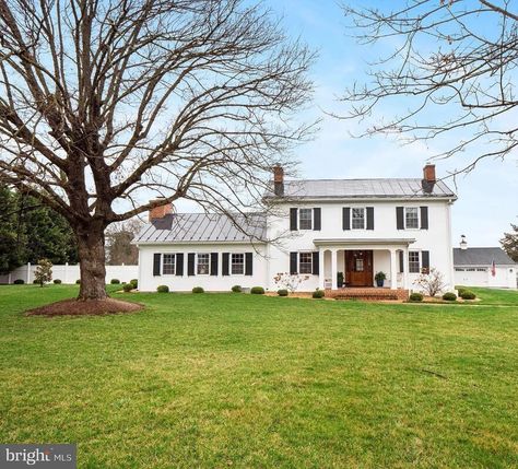 The Four Mile House, 1840 Colonial style in Toms Brook, Virginia Historic Colonial Homes, Kitchen Rustic, Rustic Bar, Guest Cottage, Gourmet Kitchen, Saltwater Pool, Colonial Style, Colonial House, The Four