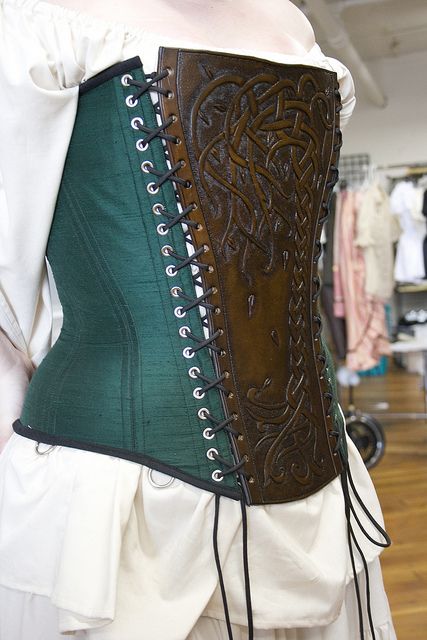 Oh, to be able to do that leather work. Armor Corset, Medieval Corset, Leather Bodice, Fest Outfits, Leather Armor, Medieval Clothing, Hourglass Shape, Leather Corset, Fantasy Costumes