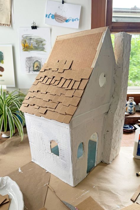 Altoid Tin Dollhouse, Dollhouse From Cardboard, Cardboard Dollhouse Diy, Cardboard Miniature House, Diy Cardboard Dollhouse, Miniature Construction, Funky Diy, Clay Dollhouse, Cardboard Dollhouse