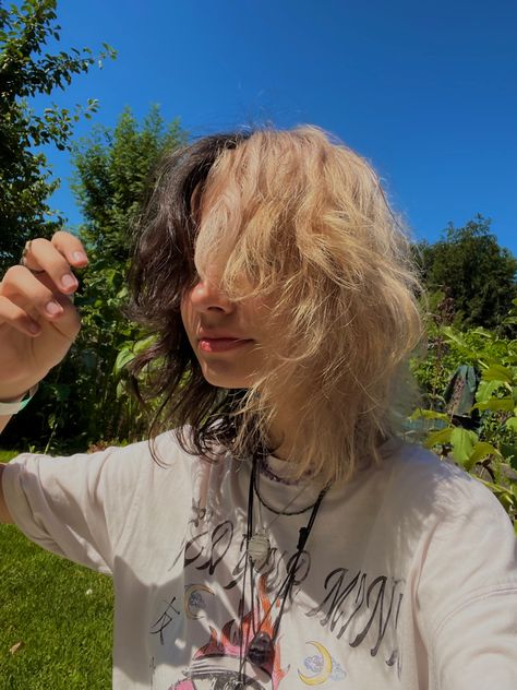 Shaggy Haircuts Medium Curly, Hair Dye Ideas For Dirty Blonde, Wavy Hair Dye Ideas, Split Dyed Hair Ideas, Split Hair Dye Ideas, Split Hair Dye, Lgbt Songs, Split Dye Hair, Irl Pfp