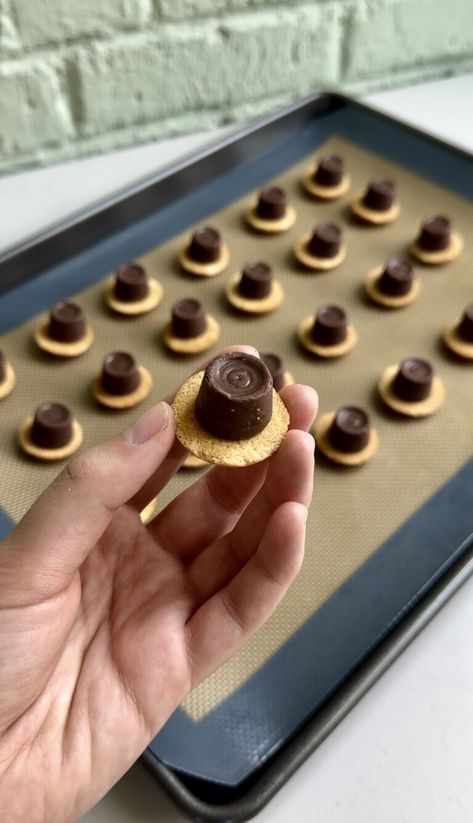 Rolo Twix Bites - Dang That's Sweet Vanilla Wafer Twix Bites, Rolo Nilla Wafer, Wafer Sandwich Cookies, Wafer Cookie Recipe, Twix Bites, Vanilla Cookie Recipe, Vanilla Wafer Cookies, Thanksgiving Sweets, Rolo Candy