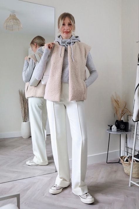 Ivory Vest Outfit, Shearling Gilet Outfit, Gilet Shearling, Teddy Vest Outfit, Shearling Vest Outfit, Sherpa Gilet, Sherpa Vest Outfit, Sherling Vest, White Trousers Outfit