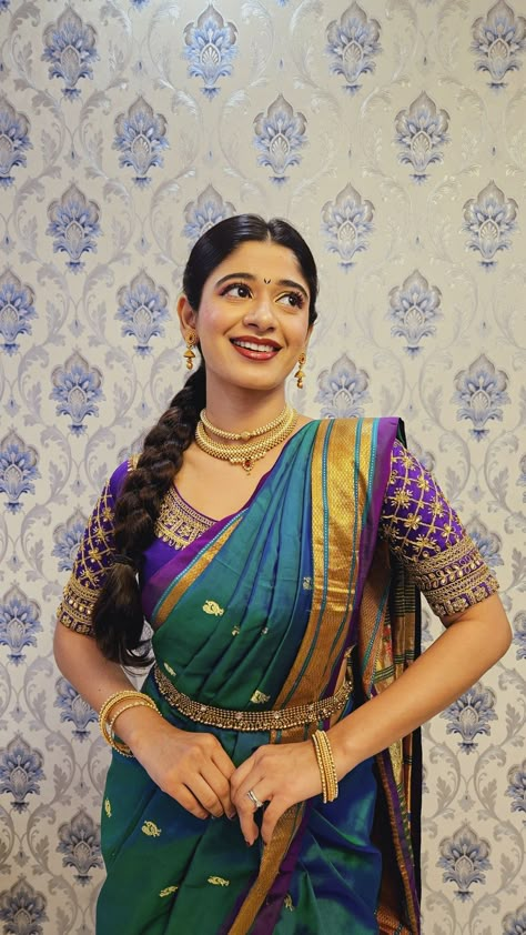 Beautiful and elegant Paithani sadi look from Maharashtra. And enhancing the beauty with maharatrian traditional jewelry peice called 'THUSHI'. Maharashtra Saree Look, Paithani Saree Traditional Look, Maharashtra Look, Saree Makeup Look, Marathi Look, Maharashtrian Look, Marathi Mulgi, Maharashtrian Saree, Paithani Saree