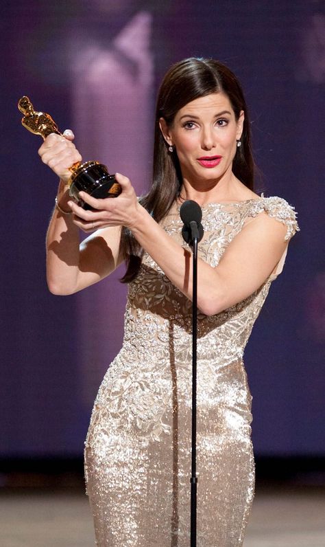 Sandra Bullock Oscar, Oscars Aesthetic, Oscars Dresses, Actress Career, Hollywood Women, Movie Bloopers, Oscar Night, Best Actress Award, Awards Party