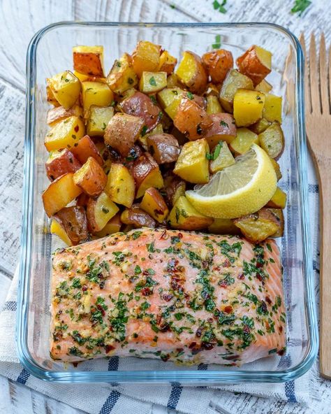 Clean Meal Prep, Garlic Butter Salmon, Plats Healthy, Salmon Red, Butter Salmon, Healthy Lunch Meal Prep, Easy Healthy Meal Prep, Clean Food Crush, Lunch Recipes Healthy