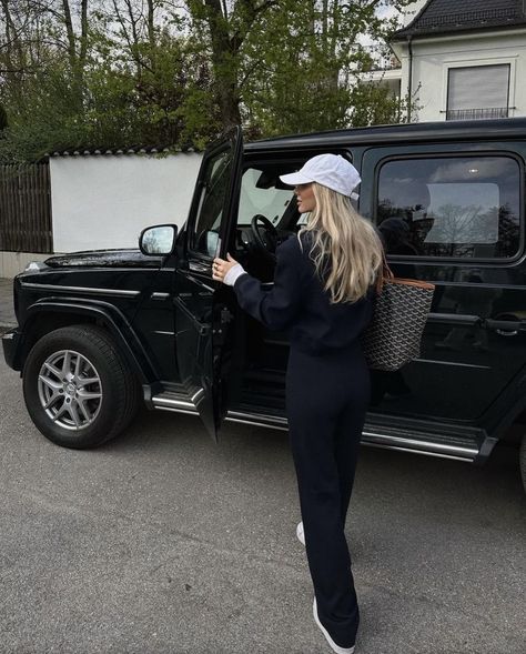 Rich Mom Car Aesthetic, Rich Suburban Mom Aesthetic, New Car Aesthetic Jeep, Wag Lifestyle Aesthetic, Fashion Influencer Aesthetic, Porsche Jeep, Luxury Mom, Jeep Aesthetic, Mercedes Aesthetic