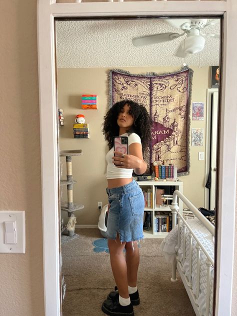 Mom Jorts Outfit, Doc Summer Outfit, Doc Marten Shorts Outfit, Doc Martens And Shorts Outfit, Short Jorts Outfit Women, Shorts With Doc Martens Summer Outfits, Doc Martens With Jorts, Shorts And Docs Outfit, Outfit Inspo For Picture Day