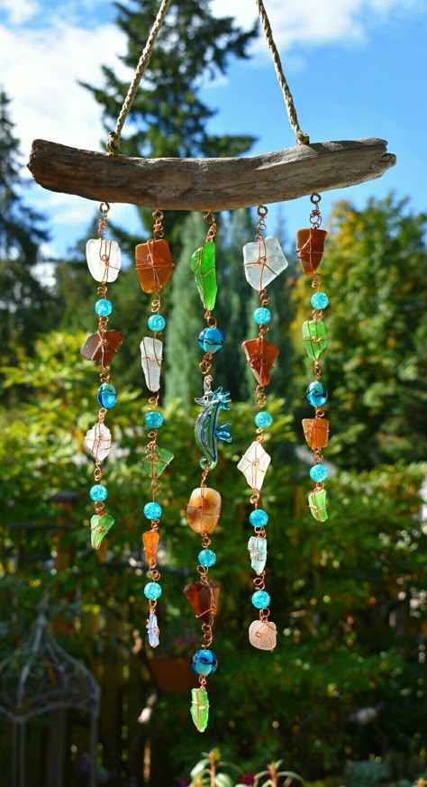 Beach Hippy Aesthetic, Light Catchers Diy, Driftwood Garden Ideas, Hippie Crafts Diy, Sun Catchers Diy, Vintage Diy Decor, Carillons Diy, Light Catchers, Sea Glass Decor