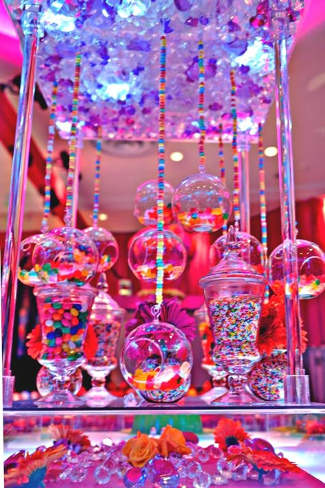 6 Ideas for Candy Centerpieces (Photo: Sara Renee Events) - mazelmoments.com Candy Centerpieces, Candyland Birthday, Sweet Sixteen Parties, Candyland Party, Candy Theme, Candy Land Theme, בר מצווה, Sweet 15, Sweet 16 Parties