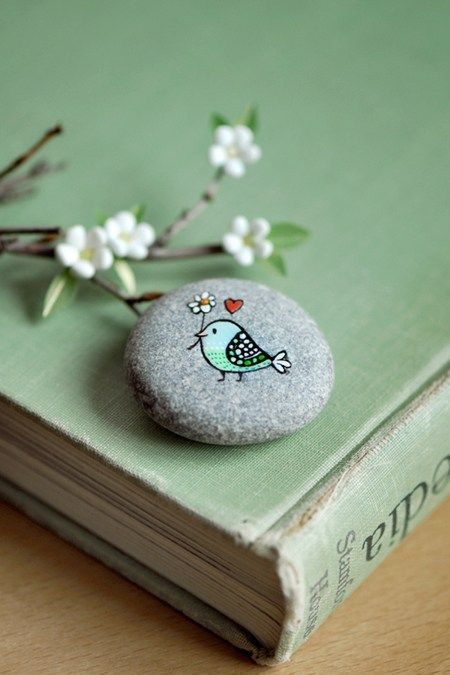 Caillou Roche, Painted Rock Animals, Stone Art Painting, Painted Rocks Kids, Painted Rocks Craft, Painted Rocks Diy, Rock Painting Ideas Easy, Rock Painting Patterns, Painting Rocks