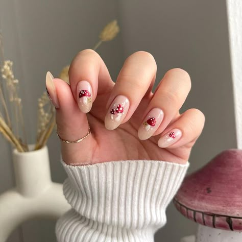 Almond Nails Designs Girly, Dainty Nail Designs Almond, Mushroom Almond Nails, Korean Nail Art Aesthetic Summer, Mushrooms Nail Art, Mushroom Nails Designs, Mushroom Nails Simple, Short Mushroom Nails, Fall Mushroom Nails