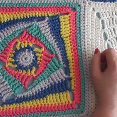 Granny Squares with a Twist + Tutorial Spiral Granny Square Pattern, Crochet Blanket Diagram, Twist Tutorial, Motifs Granny Square, The Crochet Crowd, Sunburst Granny Square, Spiral Crochet, Crochet Crowd, Confection Au Crochet