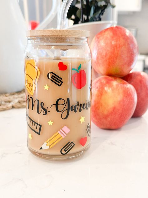 Teacher Appreciation Favorite Drink, Vinyl School Projects, Teacher Appreciation Glass Cup, Teacher Appreciation Gifts Cups, Summer School Teacher Gift Ideas, Teacher Glass Cup Ideas, Teacher Cricut Gifts, New Teacher Gift Basket, Teacher Appreciation Gifts Cricut