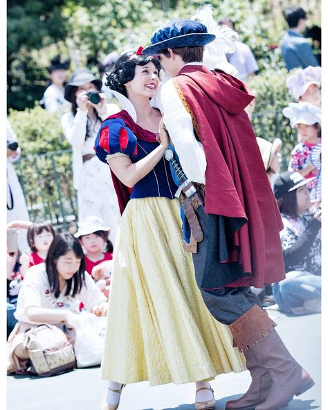 Snow White and the Prince Snow White And Prince, Snow White Characters, Disney World Princess, Cool Disney, Snow White 7 Dwarfs, Disney Characters Costumes, Disneyland Princess, Couple Cosplay, Disney World Characters