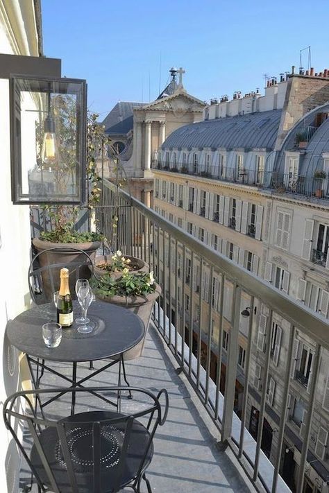 Paris Romance, Balkon Decor, Paris Dream, France Aesthetic, Paris Vibes, Parisian Life, Paris Aesthetic, Apartment Balcony, Awesome Places