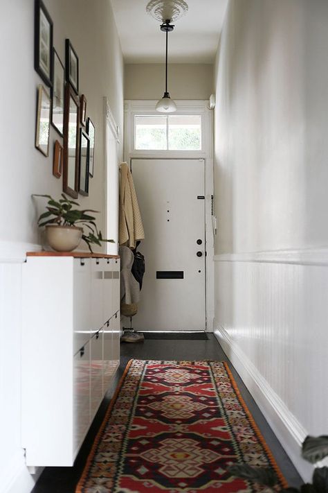 successfully adds shoe storage in a narrow hallway without making it feel cramped or unstylish! Vstupná Hala, Narrow Entryway, Apartment Entryway, Narrow Hallway Decorating, Small Hallway Ideas, San Francisco Houses, Small Entryways, Hal Decor, Hallway Designs