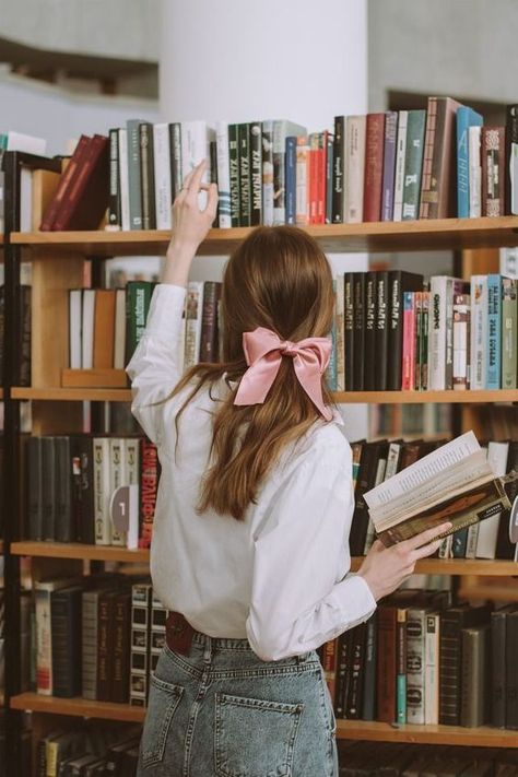 Library Photo Shoot, Library Girl, Romantic Curls, Elegant Updo, Book Party, Book Girl, Graduation Pictures, Poses For Pictures, Book Photography