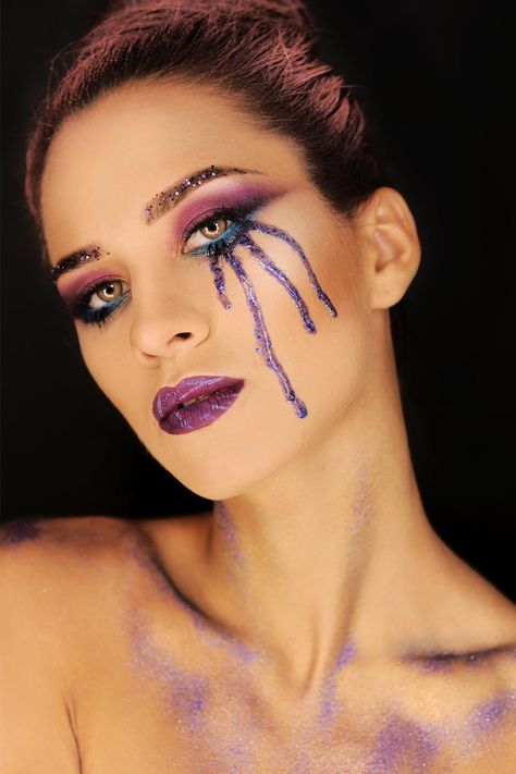 60 Killing Halloween Makeup Ideas To Collect All Compliments And Treats Scary Pretty Halloween Makeup, Pumpkin Makeup Ideas, Glitter Halloween Makeup, Halloween Makeup Inspo, Cat Face Makeup, Steampunk Makeup, Beautiful Halloween Makeup, Ghost Makeup, Cat Halloween Makeup