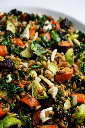 Farro Recipes, Farro Salad, Vegetarian Salads, Roasted Vegetable, Tater Tots, Idee Pasto Sano, Veggie Dishes, Orzo, Tortellini