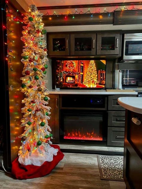 Christmas In Camper, Christmas Decor In Camper, Decorating Camper For Christmas, Rv Christmas Decorations Outside, Christmas Rv Decorations, Rv Holiday Decorating Ideas, Rv Christmas, Rv Christmas Decor, Camper Christmas