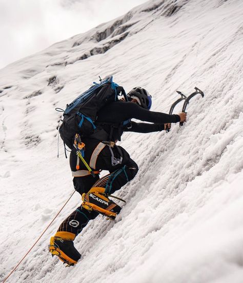 Climbing Technique, Climbing Everest, Party Night Club Aesthetic, Mountaineering Climbing, Alpine Climbing, Rock Climbing Gear, Bushcraft Camping, Ice Climbing, Mountain Photography