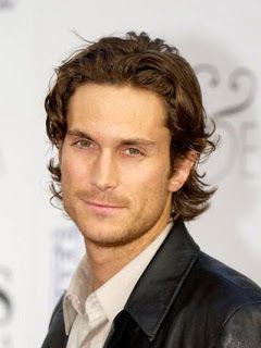 Oliver Hudson Kate Holmes, Oliver Hudson, How To Look Attractive, Mens Hairstyles Thick Hair, Hottest Male Celebrities, Bad Jokes, To Cast, Golden Girl, Guy Pictures