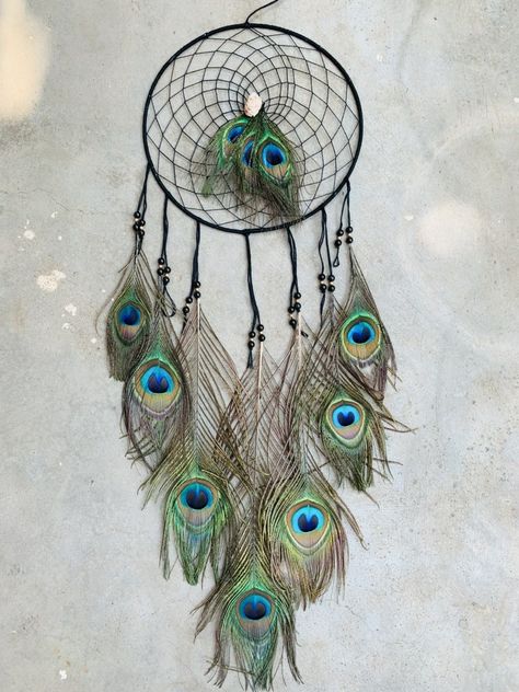 Peacock Room Decor, Peacock Feather Art, Dream Catcher Patterns, Dream Catcher Tutorial, Happy Birthday Cards Diy, Beautiful Dream Catchers, Moon Dreamcatcher, Indian Arts And Crafts, Crochet Dreamcatcher