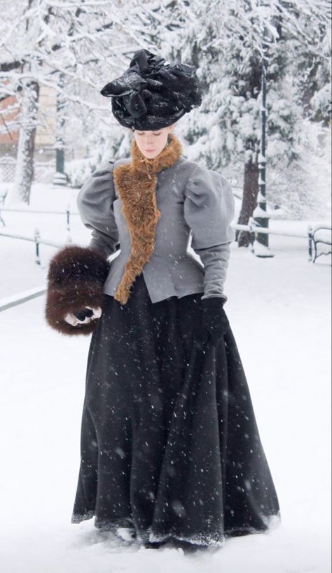 Vintage Snow Outfits, Edwardian Winter Fashion, Victorian Winter Fashion, Edwardian Fashion Women, Victorian Christmas Dress, 1890s Fashion, Victorian Costume, Gibson Girl, Mink Coat