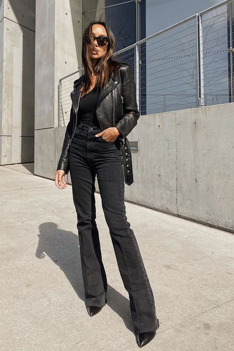 High Waisted Flare Jeans Outfit, Black Flare Jeans Outfit, Outfit With Flare Jeans, Flare Jeans Outfit Winter, Flair Jeans Outfit, Outfits With Flares, Flares Outfit, Flare Jean Outfit, Vinter Mode Outfits