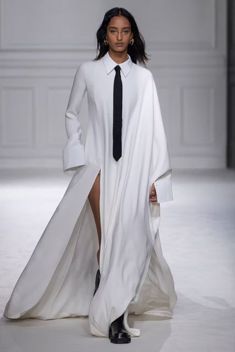 Tie Outfit, Paris Fashion Week Runway, Stile Hijab, Valentino Fashion, Valentino Couture, Flowy Shirt, Milan Fashion Weeks, Hijab Style, Looks Vintage