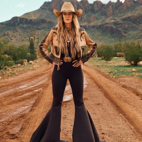 Country Outfits Women, Nfr Outfits, Lainey Wilson, Best Country Singers, Cute Country Outfits, Country Fashion Women, Country Fashion, Country Music Artists, Cute Preppy Outfits