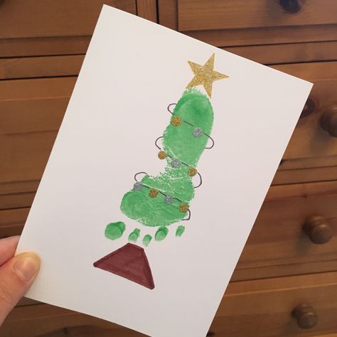 Christmas tree baby paint footprint card Christmas Tree Footprint, Baby Shower Cards Diy, Christmas Tree Footprints, Diy Christmas Plate, Baby Footprints Christmas, Christmas Footprint, Baby Christmas Card, Baby Christmas Crafts, Baby Art Crafts